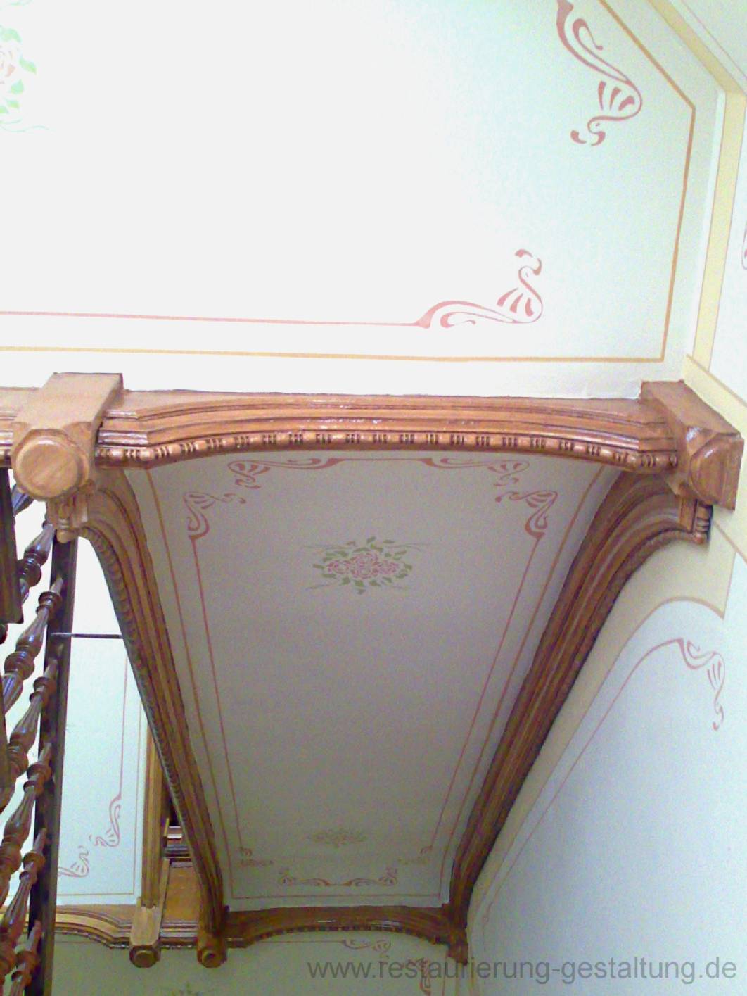 Die Deckenmalerei wurde nach den Malerarbeiten ausgeführt. Norbert schimpf hat versucht eine einfache Deckenmalerei im Sinne des Jugendstil anzubringen, das diese leichter wirkt. Die Malerfirma Restaurierung und Gestaltung Malermeister Schimpf hat sich auch exklusive Malerarbeiten spezialisiert. Malermeister Schimpf arbeitet als Restaurator für z. Bsp. Deckenmalereien. Neben der Deckenmalerei ist eine Holzmalerei bzw. Holzimitation in Eiche an den Wangen zu sehen. Norbert schimpf bedankt sich beim Unternehmen KK-Sanierungsbau für die langjährige Unterstützung.